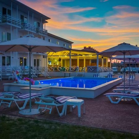 زاتوكا Family Hotel Happy Inn المظهر الخارجي الصورة