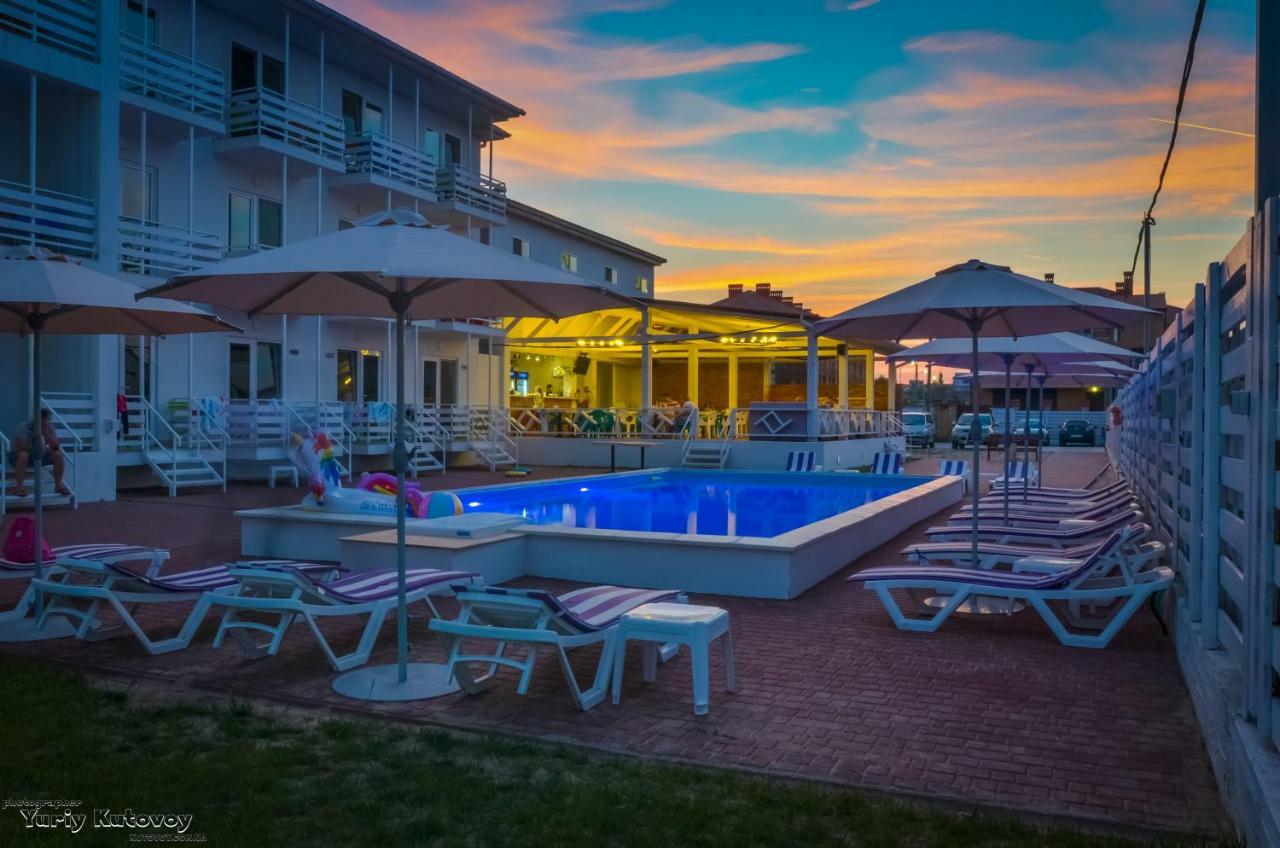 زاتوكا Family Hotel Happy Inn المظهر الخارجي الصورة